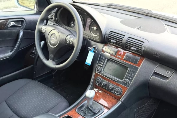 Auto in Vendita a Fier, Mercedes-Benz, 2007 Diesel,Kambio Manual Pagamento 4,000  Euro.