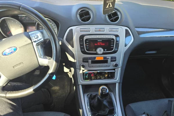 Auto in Vendita a Tirana, Ford, 2008 gasoline-gas,Kambio Manual Pagamento 3,800  Euro.