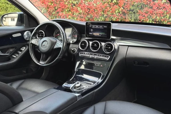 Makina ne shitje ne Tirane, Mercedes-Benz, 2016 Diesel,Kambio Automatik Pagesa 15,500  Euro.