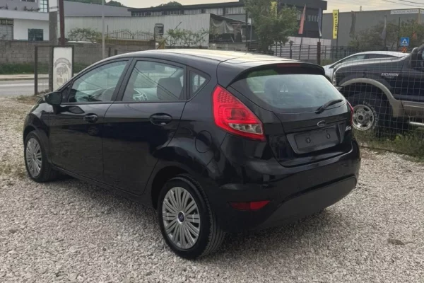 Makina ne shitje ne Tirane, Ford, 2010 gasoline-gas,Kambio Manual Pagesa 320,000  Leke.