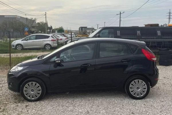 Makina ne shitje ne Tirane - 320,000 Leke