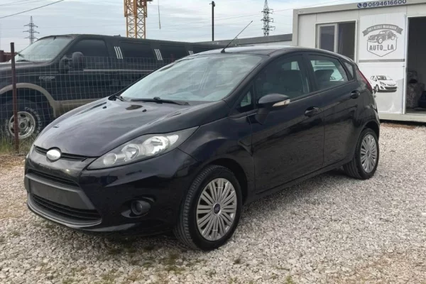 Makina ne shitje ne Tirane - 320,000 Leke