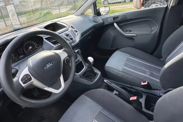 Makina ne shitje ne Tirane, Ford, 2010 gasoline-gas,Kambio Manual Pagesa 320,000  Leke.