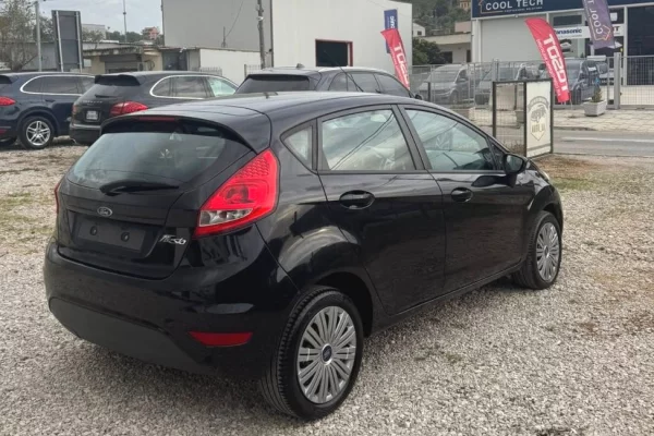 Makina ne shitje ne Tirane, Ford, 2010 gasoline-gas,Kambio Manual Pagesa 320,000  Leke.