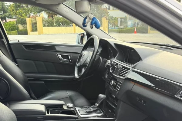 Makina ne shitje ne Tirane, Mercedes-Benz, 2010 Diesel,Kambio Automatik Pagesa 6,300  Euro.