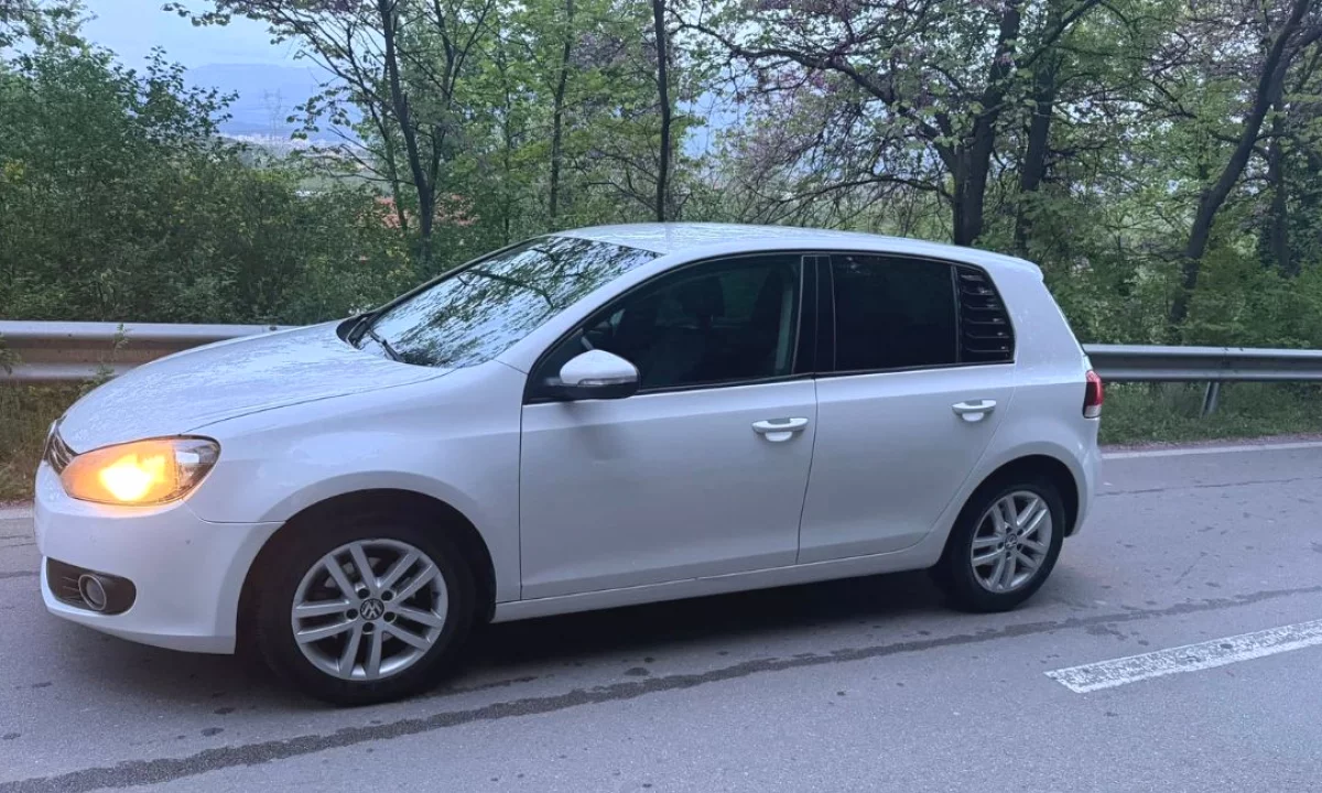 Makina ne shitje ne Tirane, Volkswagen, 2011 Diesel,Kambio Automatik Pagesa 6,800  Euro.
