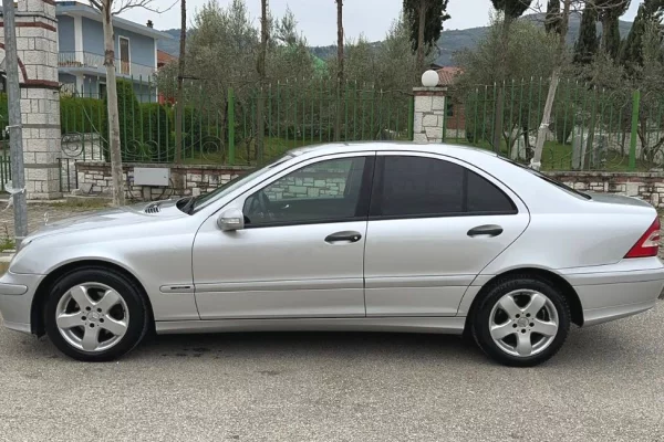 Auto in Vendita a Tirana, Mercedes-Benz, 2005 Benzine,Kambio Manual Pagamento 3,200  Euro.