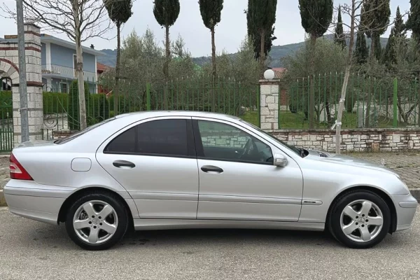 Auto in Vendita a Tirana, Mercedes-Benz, 2005 Benzine,Kambio Manual Pagamento 3,200  Euro.