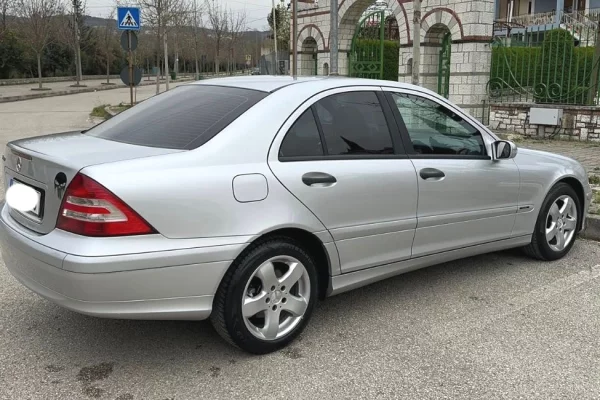 Auto in Vendita a Tirana, Mercedes-Benz, 2005 Benzine,Kambio Manual Pagamento 3,200  Euro.