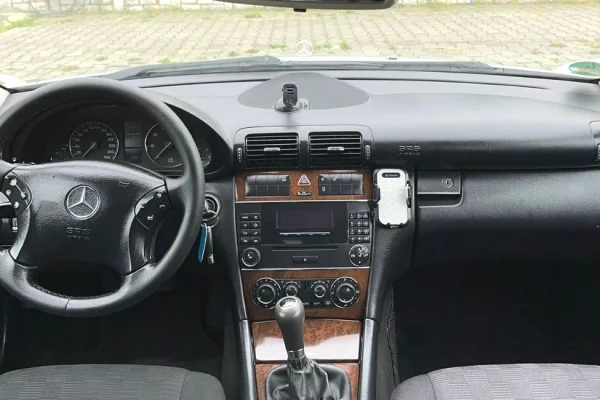 Auto in Vendita a Tirana, Mercedes-Benz, 2005 Benzine,Kambio Manual Pagamento 3,200  Euro.