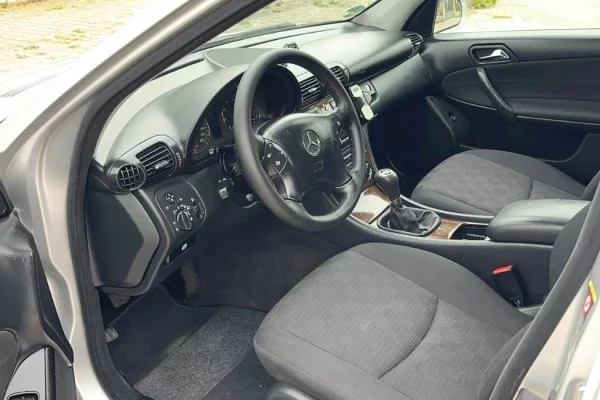 Auto in Vendita a Tirana, Mercedes-Benz, 2005 Benzine,Kambio Manual Pagamento 3,200  Euro.