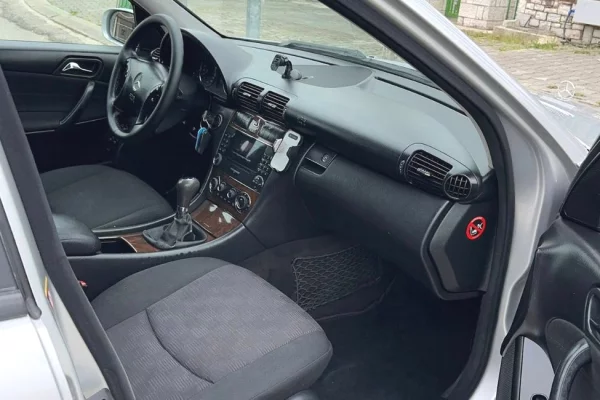 Auto in Vendita a Tirana, Mercedes-Benz, 2005 Benzine,Kambio Manual Pagamento 3,200  Euro.