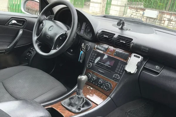 Auto in Vendita a Tirana, Mercedes-Benz, 2005 Benzine,Kambio Manual Pagamento 3,200  Euro.