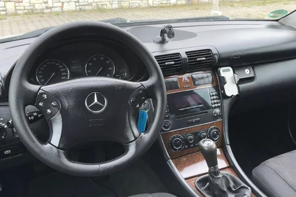 Auto in Vendita a Tirana, Mercedes-Benz, 2005 Benzine,Kambio Manual Pagamento 3,200  Euro.