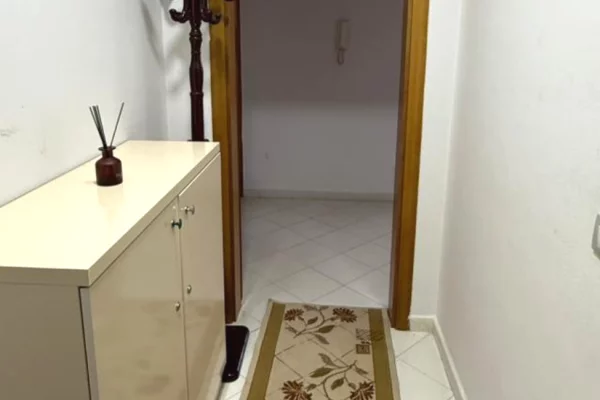 Shtepi me qera Apartament ne Tirane, 2+1, Mobilimi E mobiluar, Pagesa 35,000  Leke.