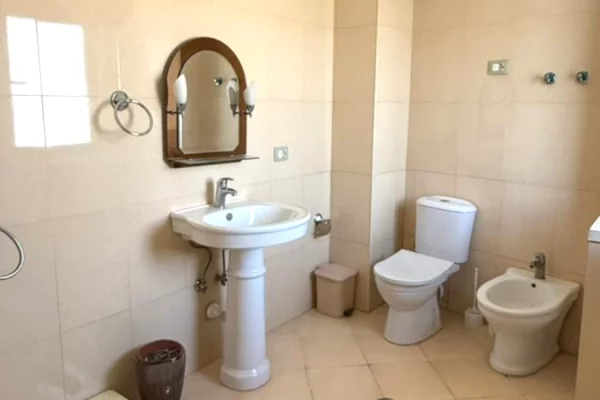 Shtepi me qera Apartament ne Tirane, 2+1, Mobilimi E mobiluar, Pagesa 35,000  Leke.