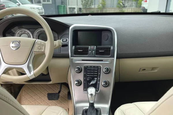 Makina ne shitje ne Tirane, Volvo, 2013 gasoline-gas,Kambio Automatik Pagesa 8,500  Euro.