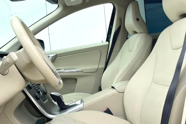 Makina ne shitje ne Tirane, Volvo, 2013 gasoline-gas,Kambio Automatik Pagesa 8,500  Euro.