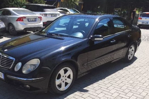 Makina ne shitje ne Tirane - 350,000 Leke