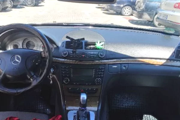 Makina ne shitje ne Tirane, Mercedes-Benz, 2005 Benzine,Kambio Automatik Pagesa 350,000  Leke.