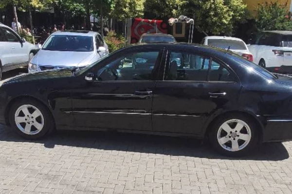 Makina ne shitje ne Tirane, Mercedes-Benz, 2005 Benzine,Kambio Automatik Pagesa 350,000  Leke.