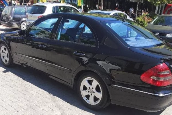 Makina ne shitje ne Tirane, Mercedes-Benz, 2005 Benzine,Kambio Automatik Pagesa 350,000  Leke.