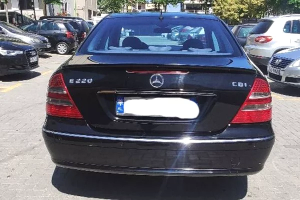 Makina ne shitje ne Tirane, Mercedes-Benz, 2005 Benzine,Kambio Automatik Pagesa 350,000  Leke.