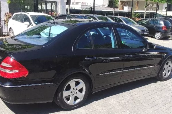 Makina ne shitje ne Tirane, Mercedes-Benz, 2005 Benzine,Kambio Automatik Pagesa 350,000  Leke.