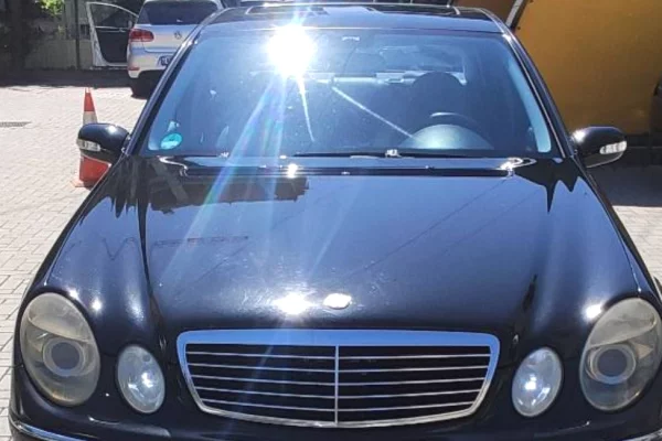 Makina ne shitje ne Tirane, Mercedes-Benz, 2005 Benzine,Kambio Automatik Pagesa 350,000  Leke.