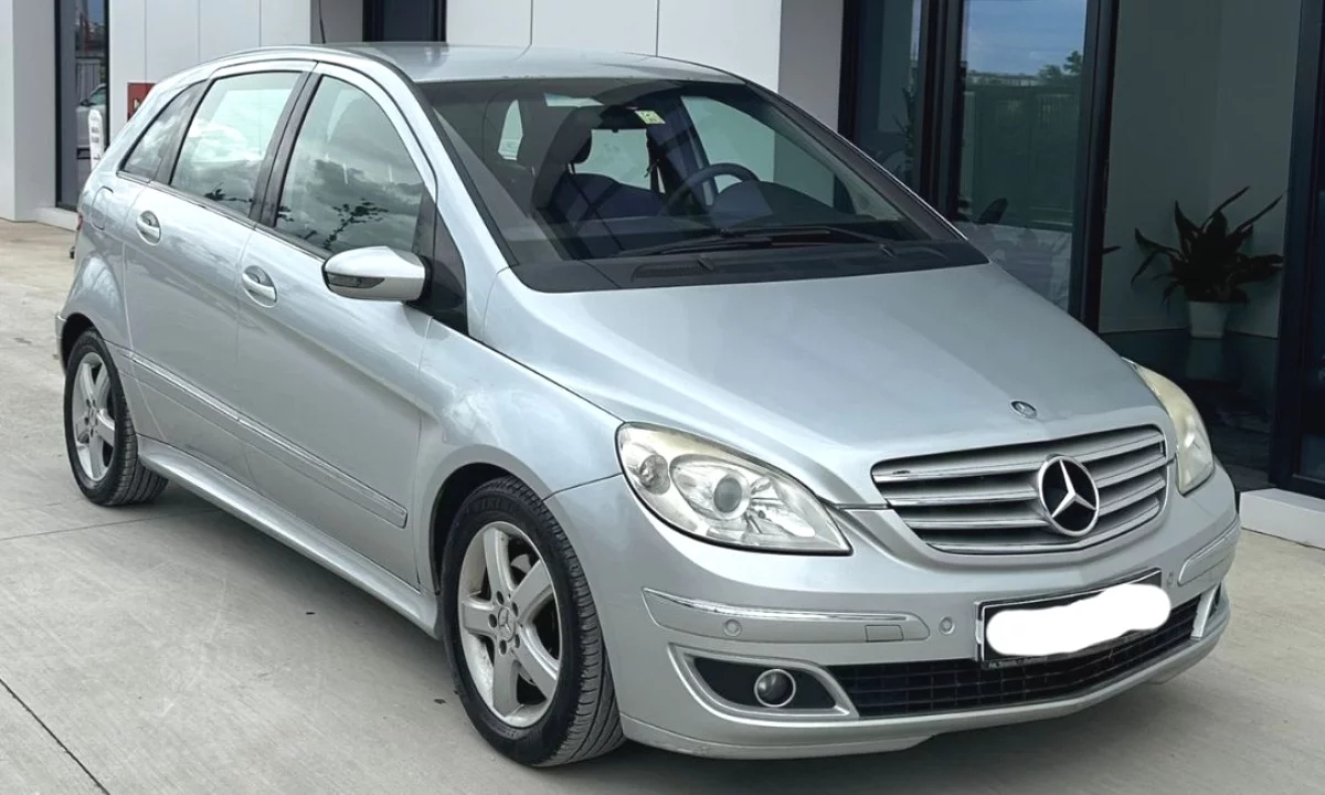 Makina ne shitje ne Tirane, Mercedes-Benz, 2005 Diesel,Kambio Automatik Pagesa 2,700  Euro.