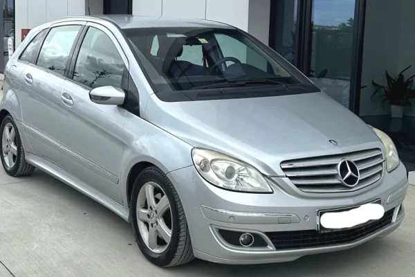 Makina ne shitje ne Tirane - 2,700 Euro