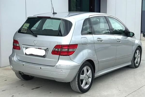 Makina ne shitje ne Tirane, Mercedes-Benz, 2005 Diesel,Kambio Automatik Pagesa 2,700  Euro.