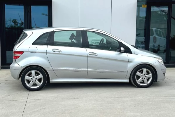 Makina ne shitje ne Tirane, Mercedes-Benz, 2005 Diesel,Kambio Automatik Pagesa 2,700  Euro.
