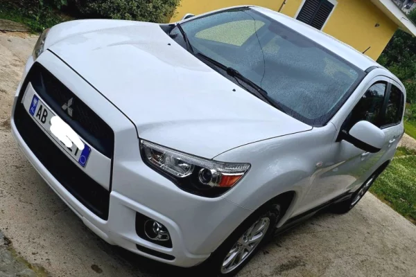 Makina ne shitje ne Tirane, Mitsubishi, 2013 Benzine,Kambio Automatik Pagesa 590,000  Leke.