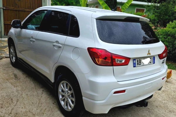 Makina ne shitje ne Tirane, Mitsubishi, 2013 Benzine,Kambio Automatik Pagesa 590,000  Leke.