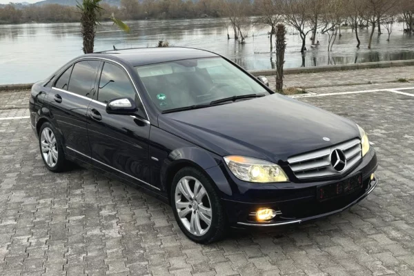 Makina ne shitje ne Shkoder, Mercedes-Benz, 2009 Diesel,Kambio Automatik Pagesa 5,900  Euro.