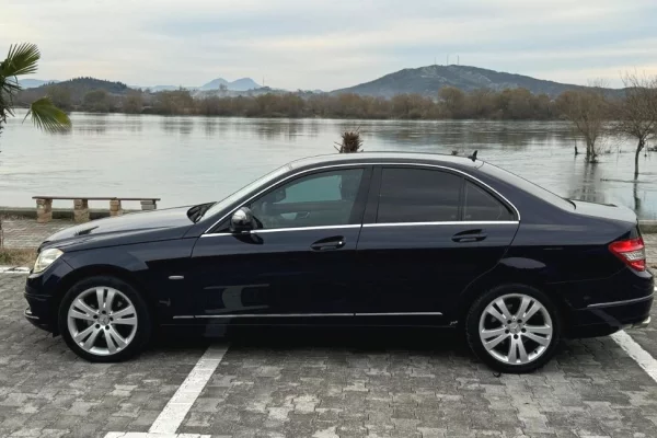 Makina ne shitje ne Shkoder, Mercedes-Benz, 2009 Diesel,Kambio Automatik Pagesa 5,900  Euro.