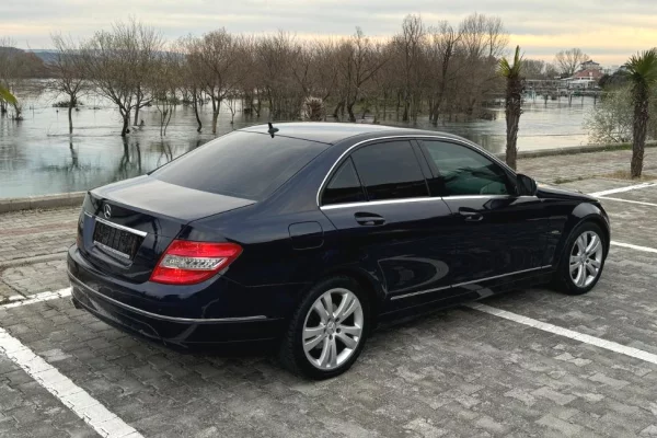 Makina ne shitje ne Shkoder, Mercedes-Benz, 2009 Diesel,Kambio Automatik Pagesa 5,900  Euro.