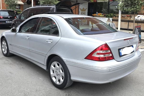 Makina ne shitje ne Tirane, Mercedes-Benz, 2006 Diesel,Kambio Automatik Pagesa 4,800  Euro.