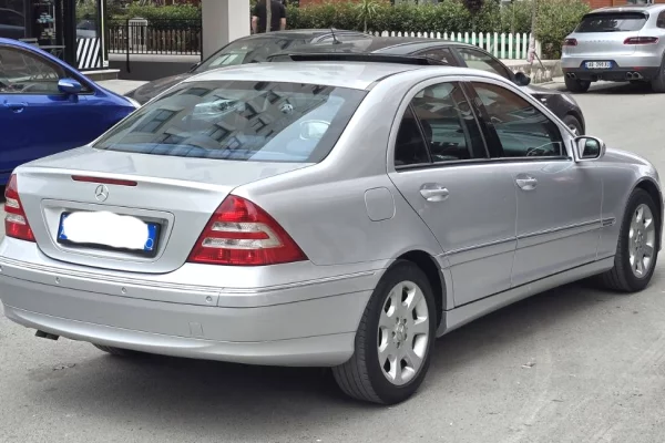Makina ne shitje ne Tirane, Mercedes-Benz, 2006 Diesel,Kambio Automatik Pagesa 4,800  Euro.