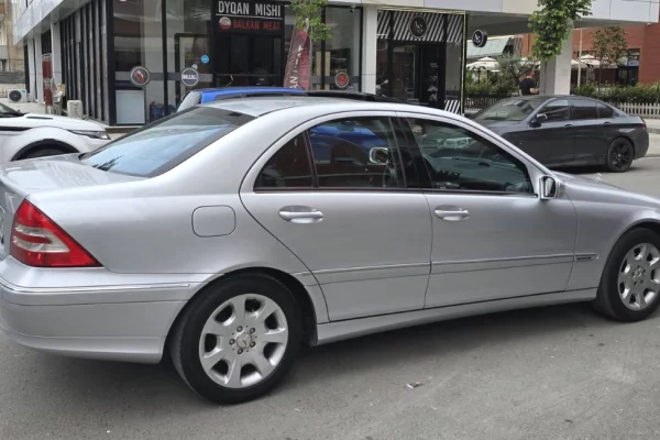 Makina ne shitje ne Tirane, Mercedes-Benz, 2006 Diesel,Kambio Automatik Pagesa 4,800  Euro.