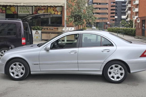 Makina ne shitje ne Tirane, Mercedes-Benz, 2006 Diesel,Kambio Automatik Pagesa 4,800  Euro.