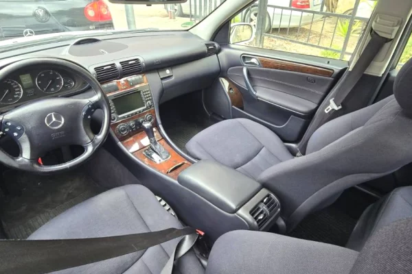 Makina ne shitje ne Tirane, Mercedes-Benz, 2006 Diesel,Kambio Automatik Pagesa 4,800  Euro.