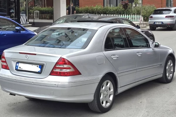 Makina ne shitje ne Tirane, Mercedes-Benz, 2006 Diesel,Kambio Automatik Pagesa 4,800  Euro.