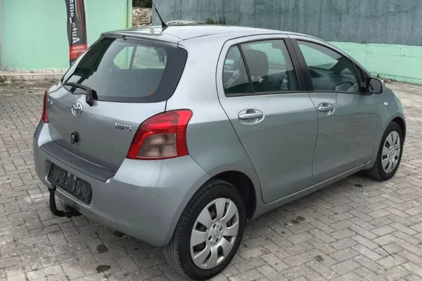 Auto in Vendita a Fier, Toyota, 2006 Diesel,Kambio Manual Pagamento 3,450  Euro.