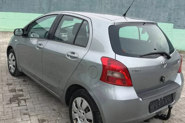 Auto in Vendita a Fier, Toyota, 2006 Diesel,Kambio Manual Pagamento 3,450  Euro.
