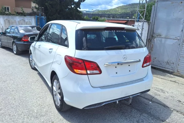 Auto in Vendita a Elbasan, Mercedes-Benz, 2016 Diesel,Kambio Automatik Pagamento 8,900  Euro.