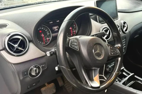Auto in Vendita a Elbasan, Mercedes-Benz, 2016 Diesel,Kambio Automatik Pagamento 8,900  Euro.