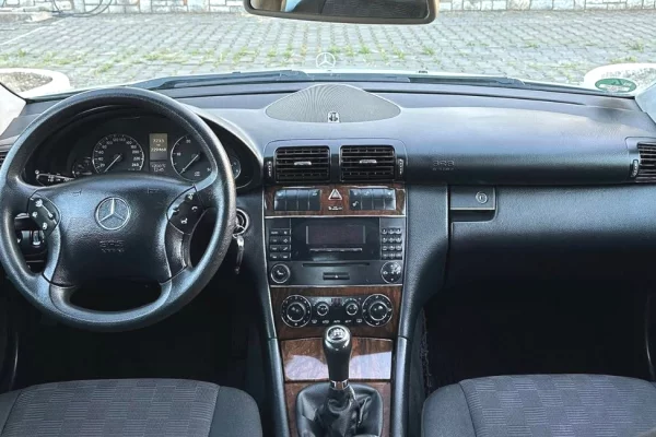 Makina ne shitje ne Vlore, Mercedes-Benz, 2005 Diesel,Kambio Manual Pagesa 4,000  Euro.