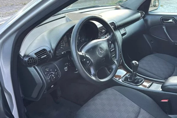 Makina ne shitje ne Vlore, Mercedes-Benz, 2005 Diesel,Kambio Manual Pagesa 4,000  Euro.